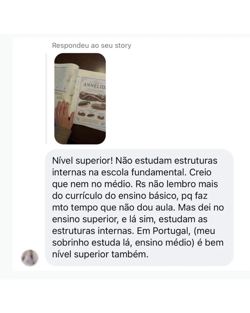 Mãe elogia no direct o nível do material, comentando como as estruturas internas dos animais são estudadas só no ensino superior.