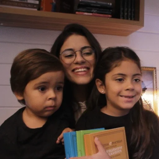 Yasmin Moreira, criadora do Clube Gaia, em um momento leve e aconchegante com os filhos.
